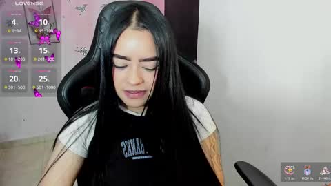 Snapshot of vio_let_ chatting on 11/14/25, 08:13 Daniela online show from 11/14/25, 08:13