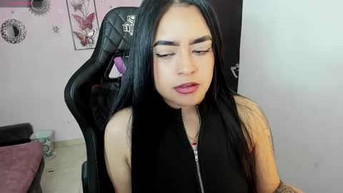 Snapshot of vio_let_ chatting on 11/16/25, 04:18 Daniela online show from 11/16/25, 04:18