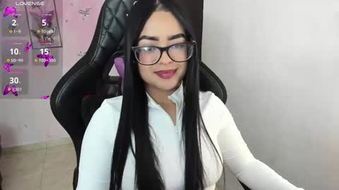 Snapshot of vio_let_ chatting on 11/18/25, 02:17 Daniela online show from 11/18/25, 02:17