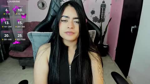 Snapshot of vio_let_ chatting on 11/30/25, 04:27 Daniela online show from 11/30/25, 04:27