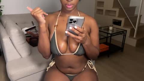 Snapshot of violet6xft chatting on 10/09/25, 04:21 Fantasy Black Girl online show from 10/09/25, 04:21