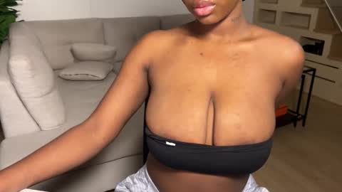 Snapshot of violet6xft chatting on 10/16/25, 02:07 Fantasy Black Girl online show from 10/16/25, 02:07