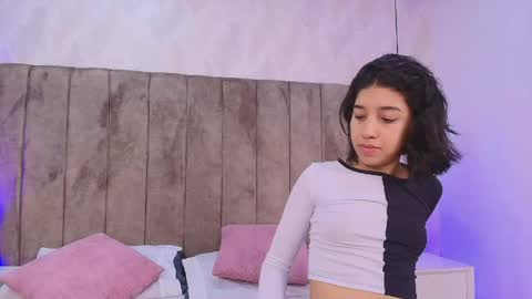 Snapshot of violet_606 chatting on 05/13/26, 12:13 Violeta online show from 05/13/26, 12:13