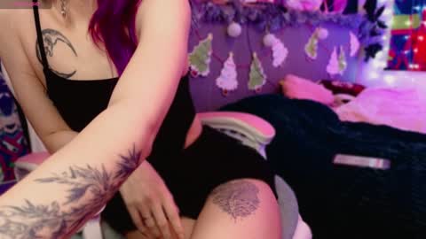 Snapshot of violet_noir_ chatting on 12/25/24, 11:22 Deya online show from 12/25/24, 11:22