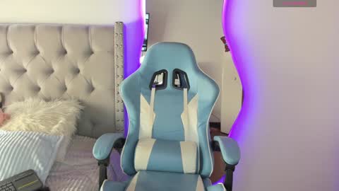 Snapshot of violet_rost chatting on 12/14/24, 03:25 Violet online show from 12/14/24, 03:25