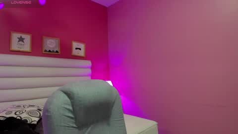 Snapshot of violet_sinclair chatting on 04/26/26, 11:19 violet_sinclair online show from 04/26/26, 11:19