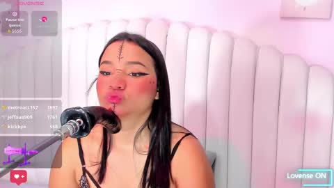 Snapshot of violet_vintage chatting on 11/23/25, 12:05 Violet online show from 11/23/25, 12:05