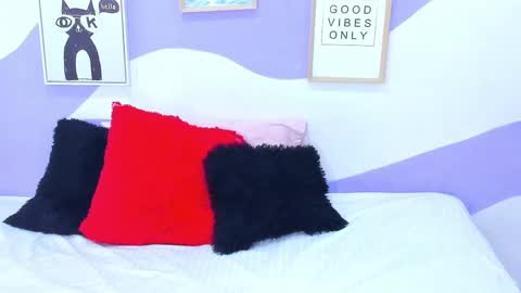 Snapshot of violeta_1404 chatting on 11/18/25, 01:48 violeta_1404 online show from 11/18/25, 01:48