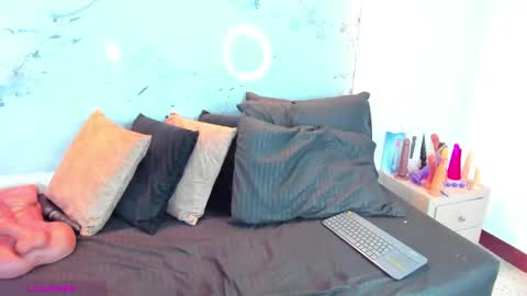 Snapshot of violeta_delavega1 chatting on 10/15/25, 05:51 Violet online show from 10/15/25, 05:51