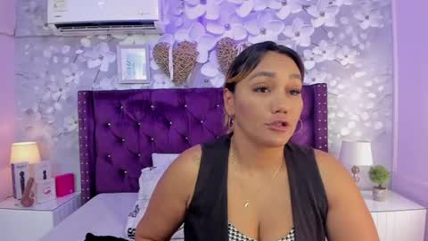 Snapshot of violeta_medina chatting on 06/17/26, 01:19 violeta_medina online show from 06/17/26, 01:19