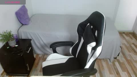 Snapshot of violeta_u chatting on 12/15/25, 03:27 violeta online show from 12/15/25, 03:27