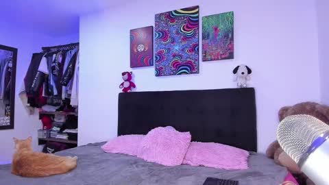 Snapshot of violetbunnyy1 chatting on 11/23/25, 04:45 Violet online show from 11/23/25, 04:45