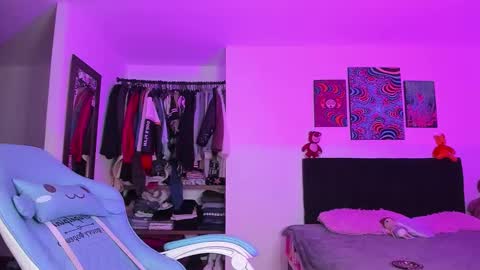 Snapshot of violetbunnyy1 chatting on 11/30/25, 08:51 Violet online show from 11/30/25, 08:51