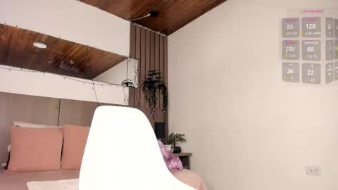 Snapshot of violetcarson_ chatting on 01/13/26, 01:27 Violet online show from 01/13/26, 01:27