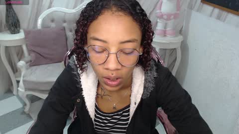 violeth_b online show from 12/17/24, 12:43