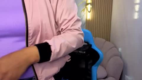 violeth_b online show from 10/08/25, 12:47