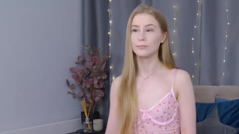 Snapshot of violetswone chatting on 02/09/25, 12:52 VioletSwone online show from 02/09/25, 12:52