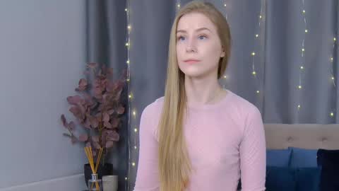 Snapshot of violetswone chatting on 02/16/25, 08:32 VioletSwone online show from 02/16/25, 08:32