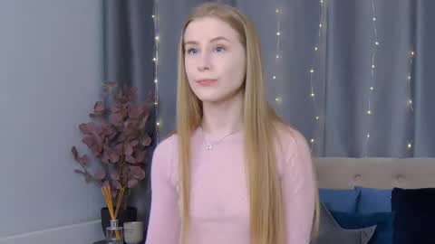 Snapshot of violetswone chatting on 02/16/25, 11:59 VioletSwone online show from 02/16/25, 11:59