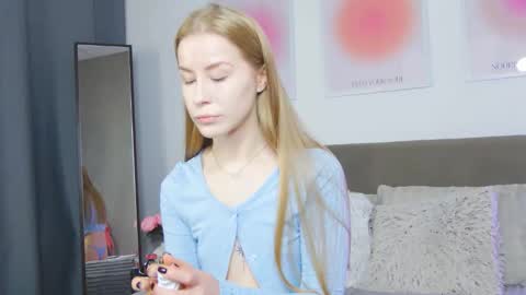 Snapshot of violetswone chatting on 11/24/25, 06:13 VioletSwone online show from 11/24/25, 06:13