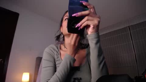 Snapshot of violett_queen122 chatting on 10/03/25, 02:52 violett_queen122 online show from 10/03/25, 02:52