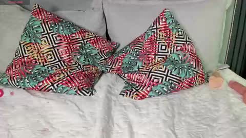 V I O L E T T E  online show from 04/16/26, 09:39