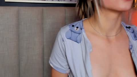 Snapshot of violetta_nur chatting on 01/24/25, 08:34 Violetta nur online show from 01/24/25, 08:34