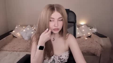 Snapshot of violettaotis chatting on 02/14/25, 11:42 ViolettaOtis online show from 02/14/25, 11:42