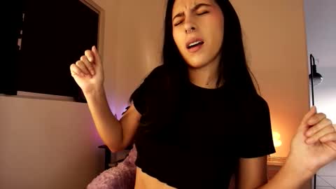 Snapshot of violettastars chatting on 10/19/25, 10:49 Violetta....Follow me in Twitter... online show from 10/19/25, 10:49