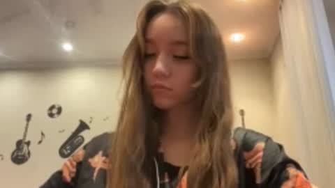 Snapshot of violettecaneva chatting on 12/03/25, 05:48 Mira online show from 12/03/25, 05:48