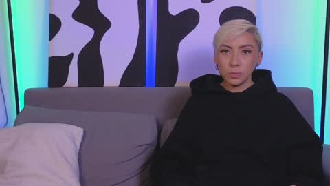 Snapshot of violettgrey_ chatting on 01/08/25, 02:35 Violet online show from 01/08/25, 02:35