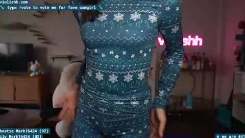 Snapshot of violishh chatting on 01/19/25, 06:43 follow me on twitter violishh and ig violishh  online show from 01/19/25, 06:43
