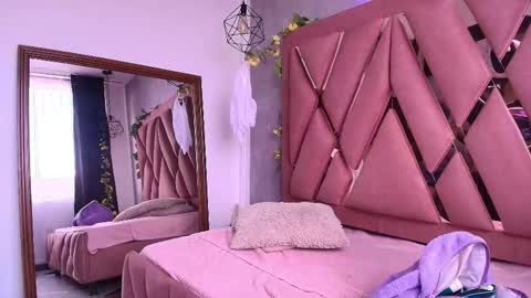 Snapshot of viollettaa_ chatting on 11/08/25, 06:51 Violetta online show from 11/08/25, 06:51