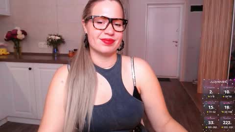 Snapshot of vip_juicy chatting on 09/19/25, 07:43 VelvettTime online show from 09/19/25, 07:43