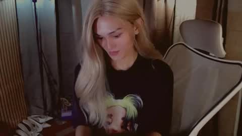 Pearl online show from 10/28/25, 01:36