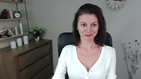 Vivian online show from 12/12/24, 12:01