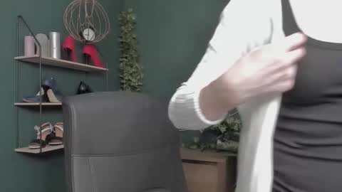 Vivian online show from 11/14/25, 08:13