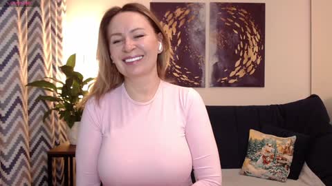 Snapshot of vivian_soul chatting on 12/25/24, 04:44 Vivian online show from 12/25/24, 04:44