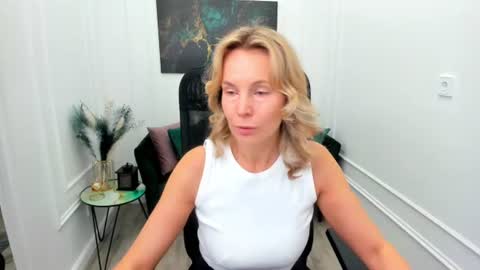 Snapshot of vivianlirei chatting on 06/16/26, 04:37 Sinti online show from 06/16/26, 04:37