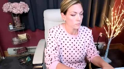 VivianLuxe online show from 11/01/25, 09:28