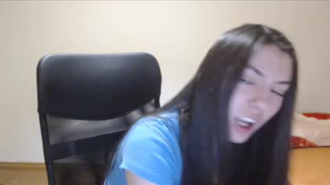 Snapshot of vivianngray chatting on 12/17/24, 04:00 Vivian Gray online show from 12/17/24, 04:00