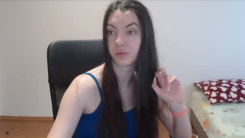 Snapshot of vivianngray chatting on 01/01/25, 11:05 Vivian Gray online show from 01/01/25, 11:05