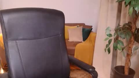 Vivienne online show from 11/16/25, 04:45