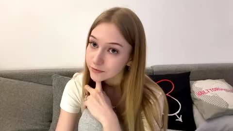 Snapshot of viviennewanko chatting on 04/19/26, 03:22 Kristy online show from 04/19/26, 03:22