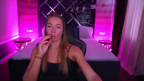 Snapshot of vixenmuse chatting on 10/13/25, 01:00 Ur Lady online show from 10/13/25, 01:00