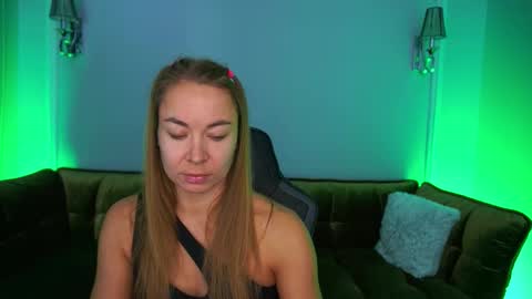 Snapshot of vixenmuse chatting on 10/15/25, 06:13 Ur Lady online show from 10/15/25, 06:13