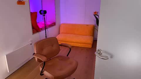 Polly  Online mostly at 9pm-2am UK Time online show from 02/20/25, 09:42