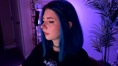 Polly  Online mostly at 9pm-2am UK Time online show from 12/17/25, 07:09