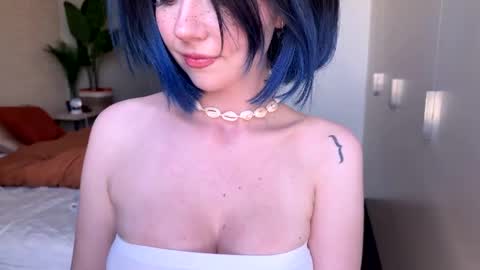 Polly  Online mostly at 9pm-2am UK Time online show from 05/24/26, 04:23
