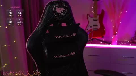 Snapshot of vixxxiee chatting on 03/05/25, 10:43 vixxxiee online show from 03/05/25, 10:43